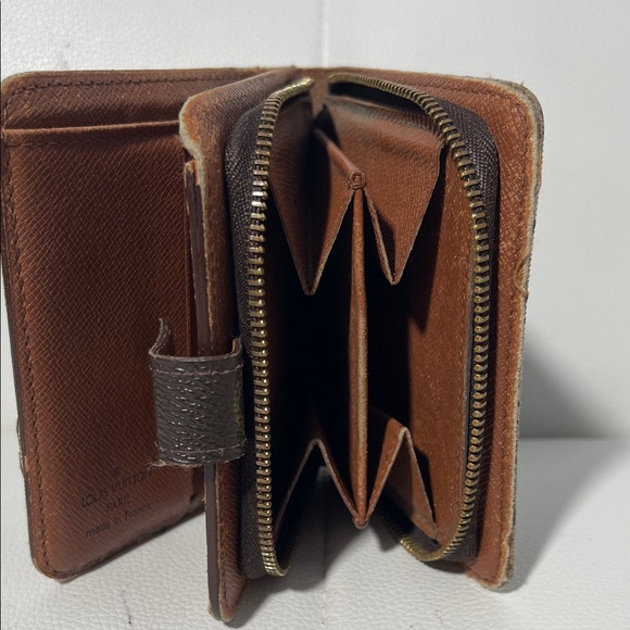 Authentic Louis Vuitton Monogram Compact Zippy - Picture 13 of 14